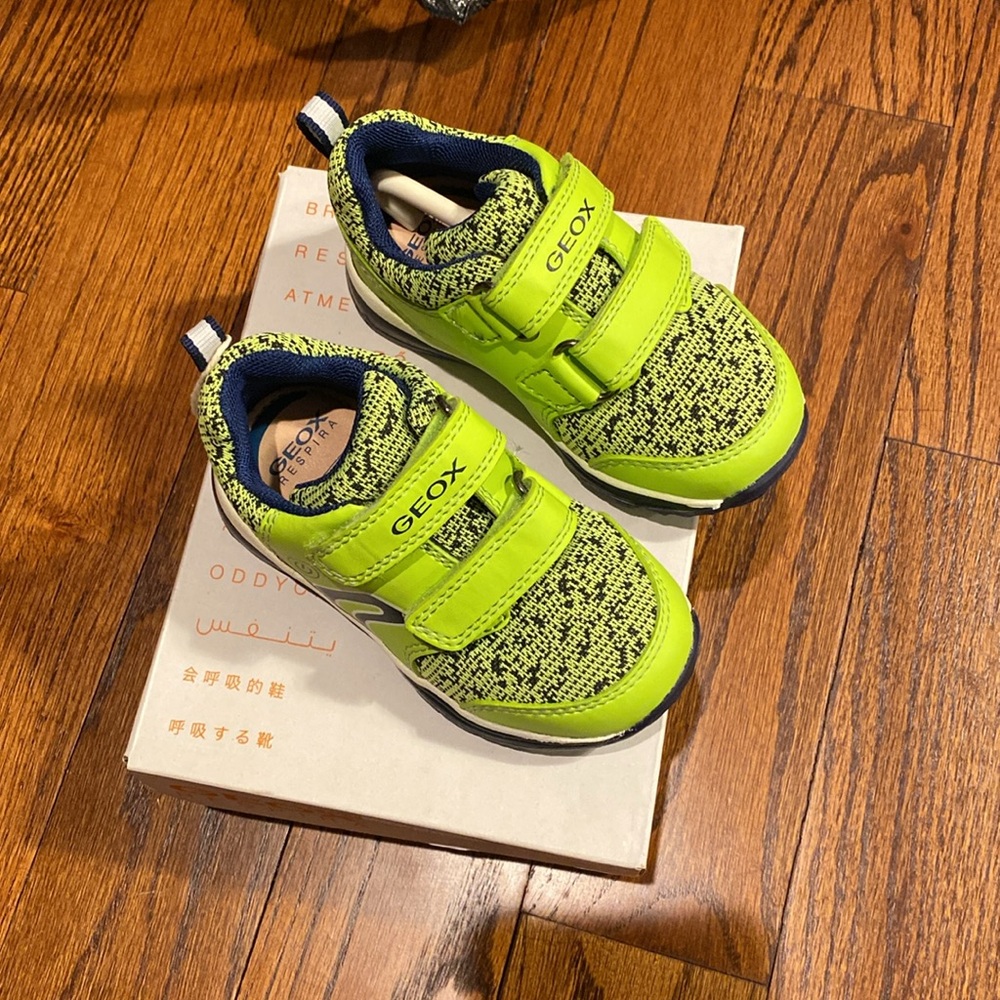 Geox toddler Lime green light up sneakers, toddlers sz 6.5.  New in box.